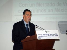 El secretario de Hacienda, José Antonio Meade, habló del presupuesto del 2012 con el senador del PAN Juan Bueno. NOTIMEX  /