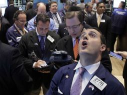 Según analistas, el cambio de tendencias hacia las compras se debió a los recientes movimientos de la UE. AP  /