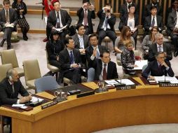 El representante de China en el Consejo de Seguridad levanta la mano para vetar la moción. EFE  /