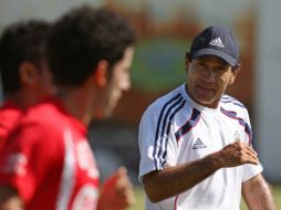 Fernando Quirarte da indicaciones en su primer entrenamiento como pastor rojiblanco, durante la práctica en Zapotlanejo. MEXSPORT  /