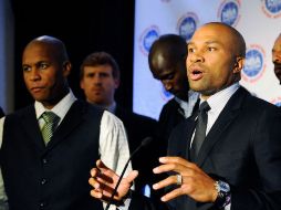 Derek Fisher, presidente del sindicato y jugador de los Lakers, explica en rueda de prensa las posturas entre ellos y dueños. EFE  /
