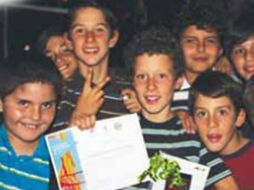 Tabletas electrónicas, dotaciones de libros, mochilas y playeras fueron algunos de los premios que obtuvieron los niños.  /