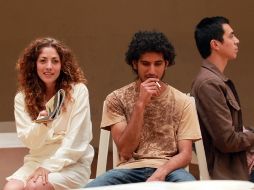 Elizabeth Sánchez, Guillermo Íñiguez y Alejandro Rodríguez, en un ensayo del montaje que dirige Miguel Vázquez.  /