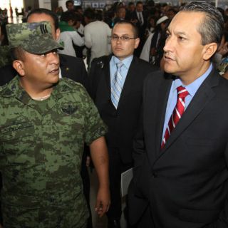 Exigen a Blake que se apegue a la Ley