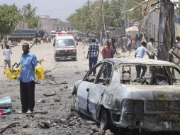 Varias personas permanecen en el lugar del ataque, buscando sobrevivientes y ayudando a rescatar cadáveres. EFE  /