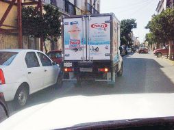 Escena en Pino Suárez y Reforma, donde una camioneta en doble fila entorpece la circulación.  /