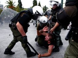 La policía carga contra un manifestante durante un enfrentamiento que se desató durante una protesta. EFE  /