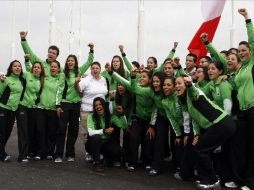 La delegación mexicana participó en la ceremonia del izamiento de la Bandera de México en la Villa Panamericana. EFE  /