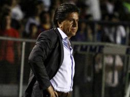 Arias observa a su equipo durante juego de la semana 6 del Apertura 2011. MEXSPORT  /