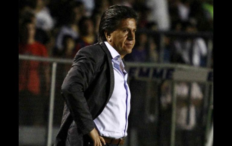 Arias observa a su equipo durante juego de la semana 6 del Apertura 2011. MEXSPORT  /