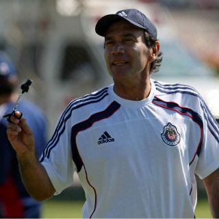 Chivas salva del retiro a Fernando Quirarte