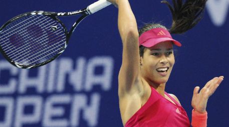 La tenista serbia Ana Ivanovic devuelve la bola a la rusa Vera Zvonareva durante su partido del torneo. EFE  /