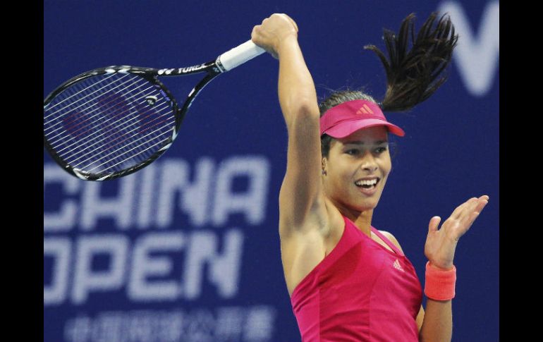 La tenista serbia Ana Ivanovic devuelve la bola a la rusa Vera Zvonareva durante su partido del torneo. EFE  /