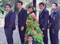La quinceañera con sus chambelanes.  /