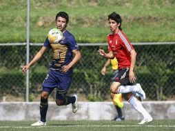 Carlos Orrantia, del Tri Panamericano, sigue a un defensa del equipo Pumas Morelos. MEXSPORT  /