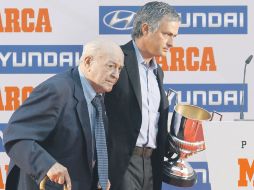 Hace unos días, Mourinho (der.), quien va acompañado por el legendario Alfredo di Stéfano, recibió un trofeo por mejor entrenador. EFE  /