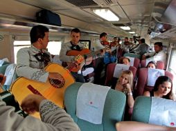 Tequila Express estrena estación, develan barrica panamericana en Amatitán.  /