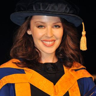 Kylie Minogue recibe doctorado por lucha contra el cáncer