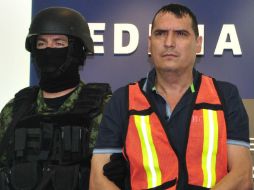 El ''Flaco'' es custodiado por el Ejército durante su presentación. Trabajaba para ''El Chapo'' en el Estado de Chihuahua. EFE  /