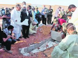 Médicos y militares libios presentan a la prensa el hallazgo en Trípoli. EFE  /