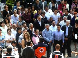 Los oficinistas abandonaron sus puestos de trabajo y se ubicaron en las aceras. ARCHIVO  /