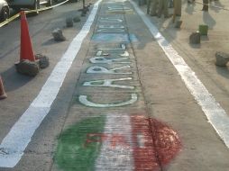 Manifestantes hicieron transitar por el carril una enorme figura en forma de rata.  /