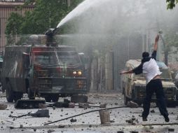 Los carabineros utilizan tanques con chorros de agua para reprimir las movilizaciones. AFP  /