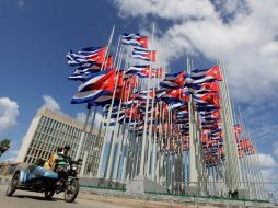 Banderas cubanas ondean a media asta conmemo9rando el Día de las Víctimas del Terrorismo de Estado. EFE  /