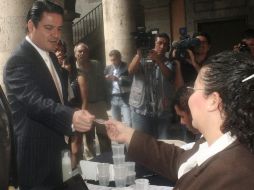 El presidente municipal de Guadalajara, Aristóteles Sandoval, se realizó el examen antidoping en compañía de otros funcionarios.  /