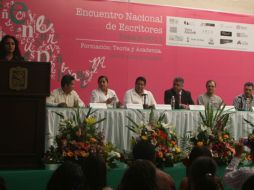 Durante las actividades y conferencias, los escritores comparten su experiencia en el proceso creativo. ESPECIAL  /