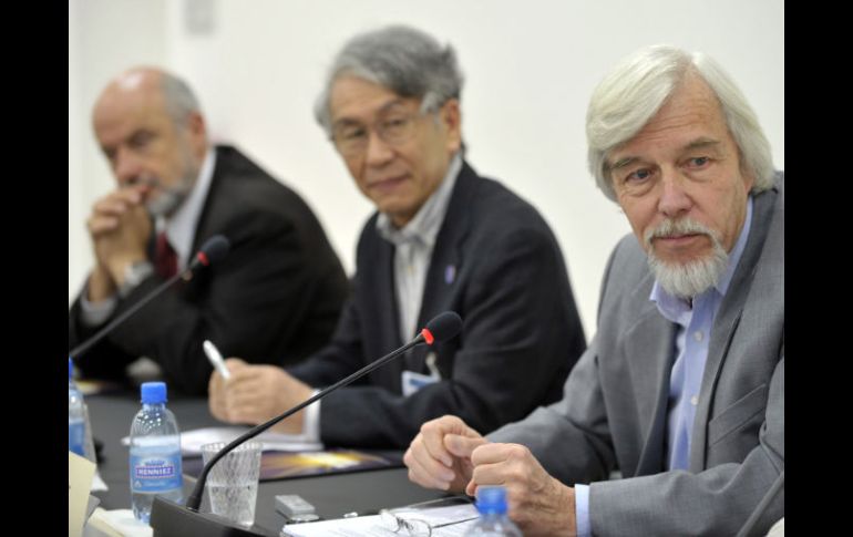 Los científicos Rolf Heuer,Atsuto Suzuki y Pier Oddone dirigen la investigación sobre el bosón de Higgs. AP  /