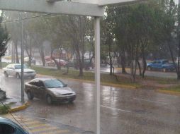 La lluvia que cayó esta tarde generó complicaciones en diferentes vialidades. Imagen tomada de twitter @ChioBbaby.  /