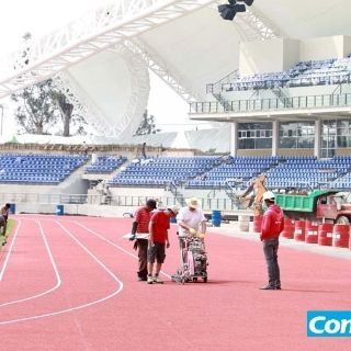 Dan últimos toques a la pista del Estadio de Atletismo