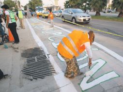 El ''carril exclusivo para la corrupción'' se pintó sobre Circunvalación Agustín Yáñez, cerca de la Auditoría Superior del Estado.  /