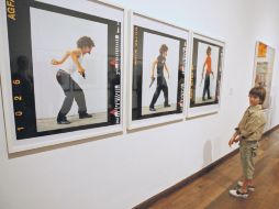 Moisés Luján observa La evolución del hombre, una de las 140 piezas que integran la exposición de la Colección Jumex.  /