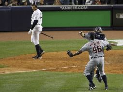 El cerrador de los Tigres de Detroit, José Valverde, celebra con su catcher Alex Ávila. REUTERS  /