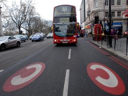 Un autobus por una zona de la llamada congestion charge en el centro de Londres, Reino Unido. EFE  /