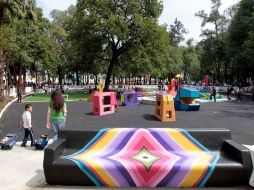 Una de las añejas áreas de juegos infantiles fue remodelada con pintura de colores brillantes.  /