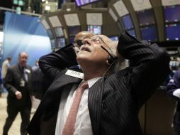 La caída se debió a que Fitch bajó dos escalones la deuda de España y a uno la de Italia.  /