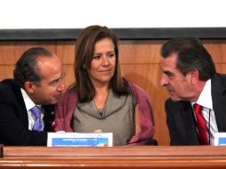 Calderón junto a su esposa Margarita Zavala y Eduardo Frei, ex presidente de Chile, en la conferencia de la ODCA. EL UNIVERSAL  /