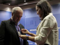 Carriére recibió la medalla de manos de la titular del Ministerio de Cultura, Angeles González-Sinde. NOTIMEX  /