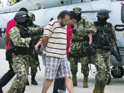 La célula del cártel de “Jalisco Nueva Generación” era presuntamente liderada por el detenido Alfredo “N” (centro). AFP  /