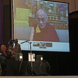 El Dalai Lama habla con Tutu mientras Sudáfrica calla