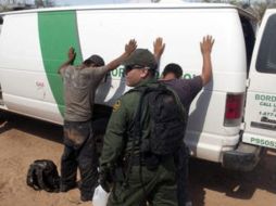 Los críticos dicen que los policías individualizan a los hispanos durante sus redadas. ARCHIVO  /