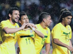 Neymar (segundo a la izq.) celebra su gol con sus compañeros Fred, Ralf y Ronaldinho. REUTERS  /