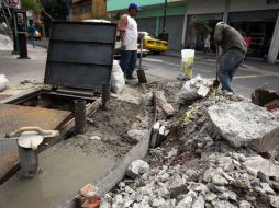 El remozamiento de las banquetas en el Centro Histórico busca ofrecer mejores condiciones a paseantes y turistas.  /