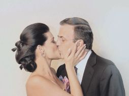 Marcelo Ebrard besa a su ahora esposa, Rosalinda Bueso. EL UNIVERSAL  /