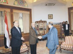 Alí Abdulá Saleh (cen.) saluda al sultán Al Barakani, y al diputado Saleh Abdu, diputado del partido gobernante, en Saná. REUTERS  /