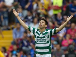 Oribe Peralta celebra uno de los goles que hicieron de este encuentro el triunfo de Santos. MEXSPORT  /