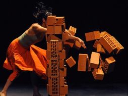 'El Muro' utiliza recursos del arte dancístico, como la estética, la coreografía, las líneas y la expresión del cuerpo humano. ESPECIAL  /